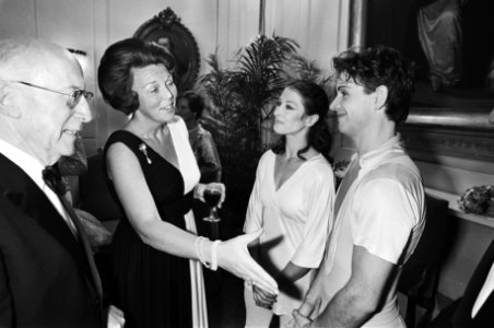 Koningin Beatrix met het dansersechtpaar Alexandra Radius en Han Ebbelaar, Bestanddeelnr 932-3537