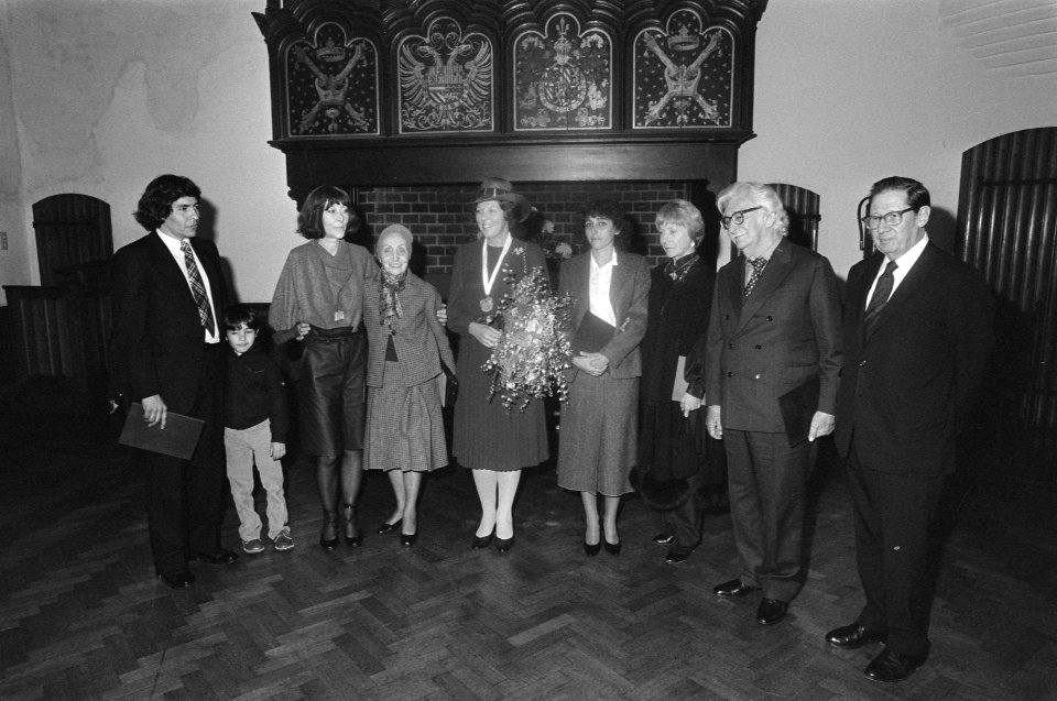 Koningin Beatrix met de Honorary fellows, Bestanddeelnr 932-3464