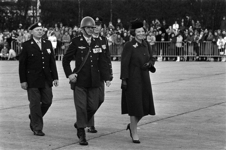 Koningin Beatrix heeft Vaandel uitgereikt aan het Korps Nat. Reserve in Amersfoo, Bestanddeelnr 933-1369