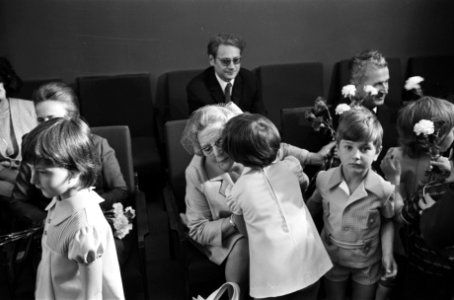 Koningin Juliana krijgt een zoen van een kind, rechts president Ceausescu, Bestanddeelnr 927-9867