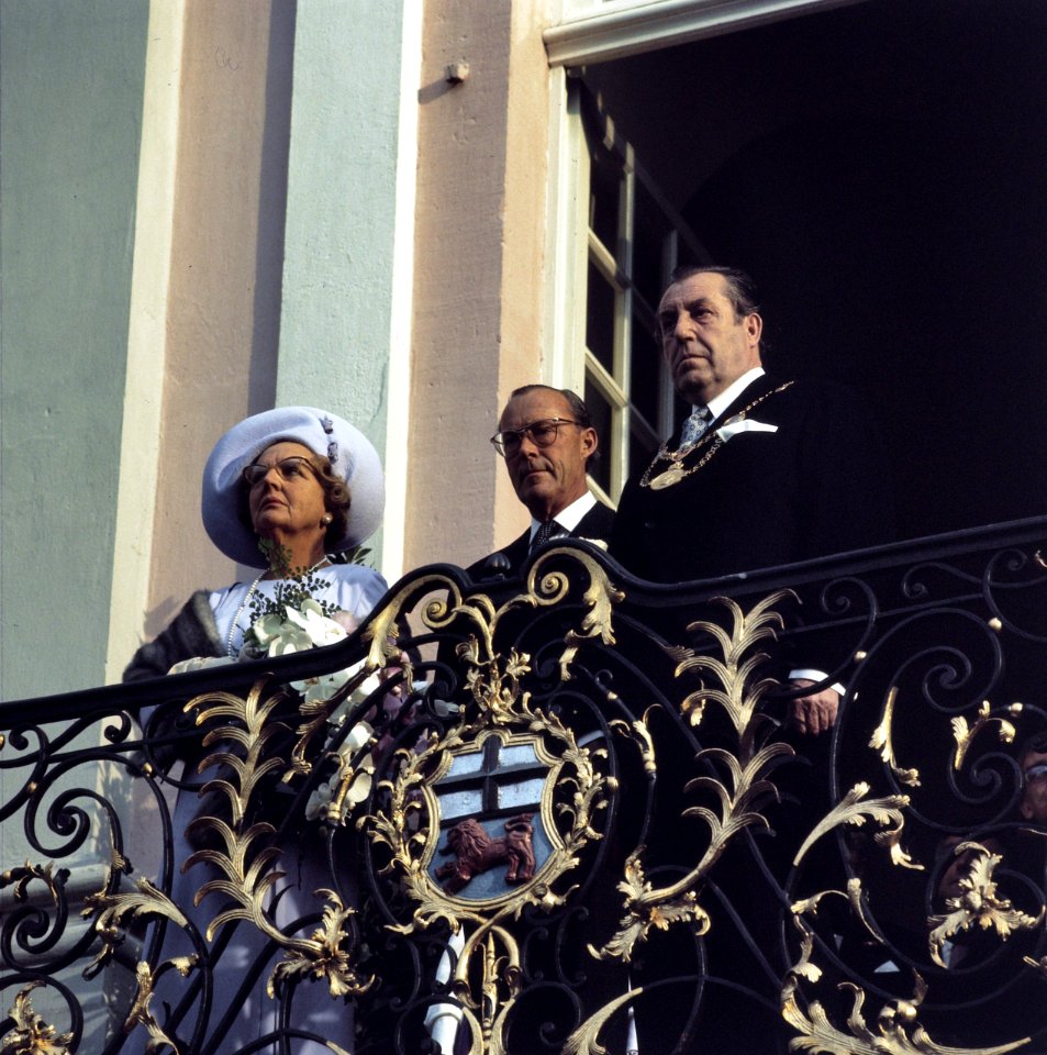 Koningin Juliana en prins Bernhard op het bordes van het stadhuis van Bonn rech, Bestanddeelnr 254-9008