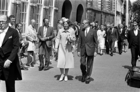 Koningin Beatrix en vice-voorzitter dhr. W. Scholten (r), Bestanddeelnr 932-6210