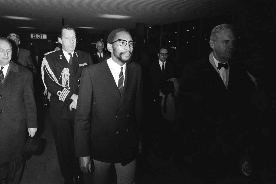Koning Moshoeshoe van Lesotho vertrekt van Schiphol, Bestanddeelnr 924-0658