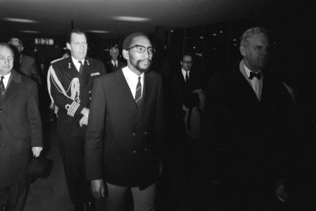 Koning Moshoeshoe van Lesotho vertrekt van Schiphol, Bestanddeelnr 924-0658