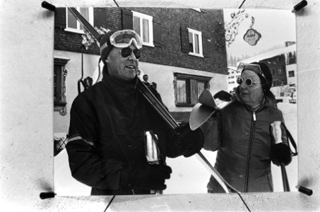 Koningin Juliana en prins Bernhard op weg met ski's, Bestanddeelnr 926-2883