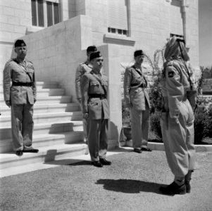 Koning Hussein met generaal Glubb en prins Nassar Ben Jamil op de trappen voor h, Bestanddeelnr 255-5076