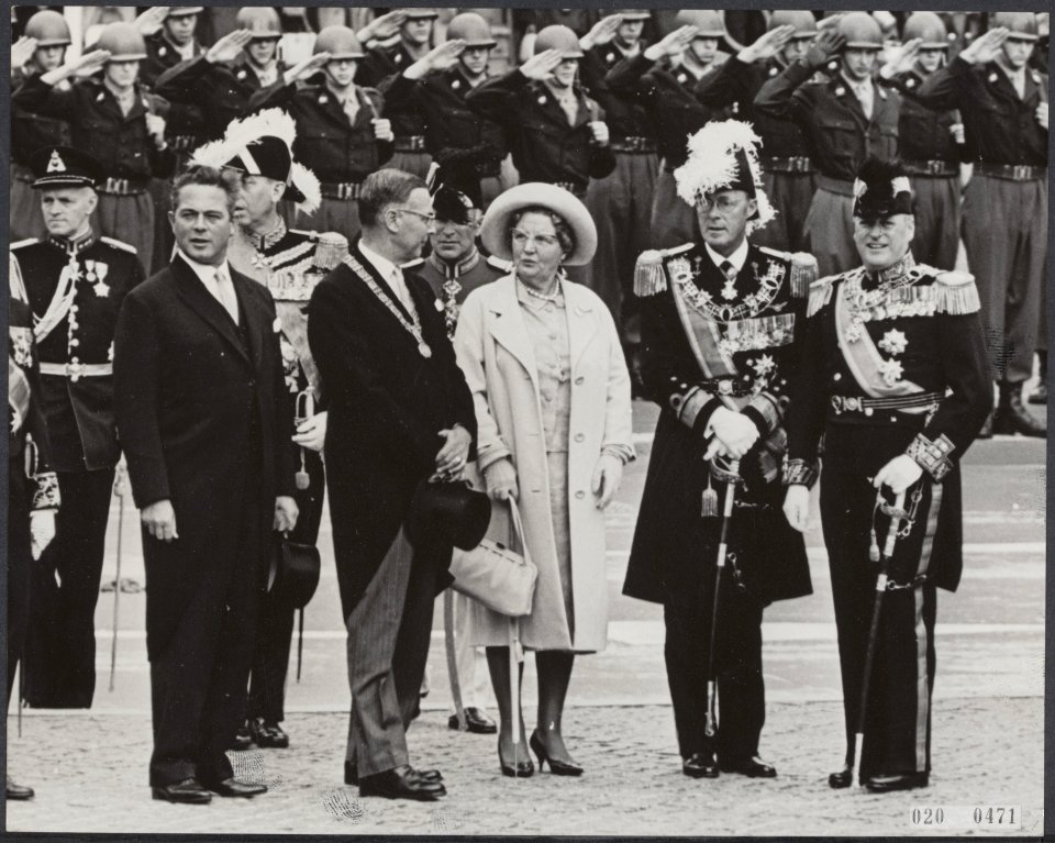 Koning Olav van Noorwegen legt een krans bij het Nationaal Monument op de Dam in, Bestanddeelnr 020-0471