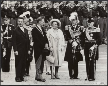 Koning Olav van Noorwegen legt een krans bij het Nationaal Monument op de Dam in, Bestanddeelnr 020-0471