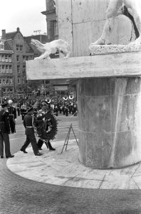 Koning Olav legt krans bij het Nationaal Monument op de Dam, Bestanddeelnr 916-8561