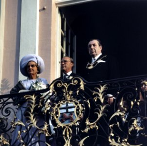 Koningin Juliana en prins Bernhard op het bordes van het stadhuis van Bonn rech, Bestanddeelnr 254-9007