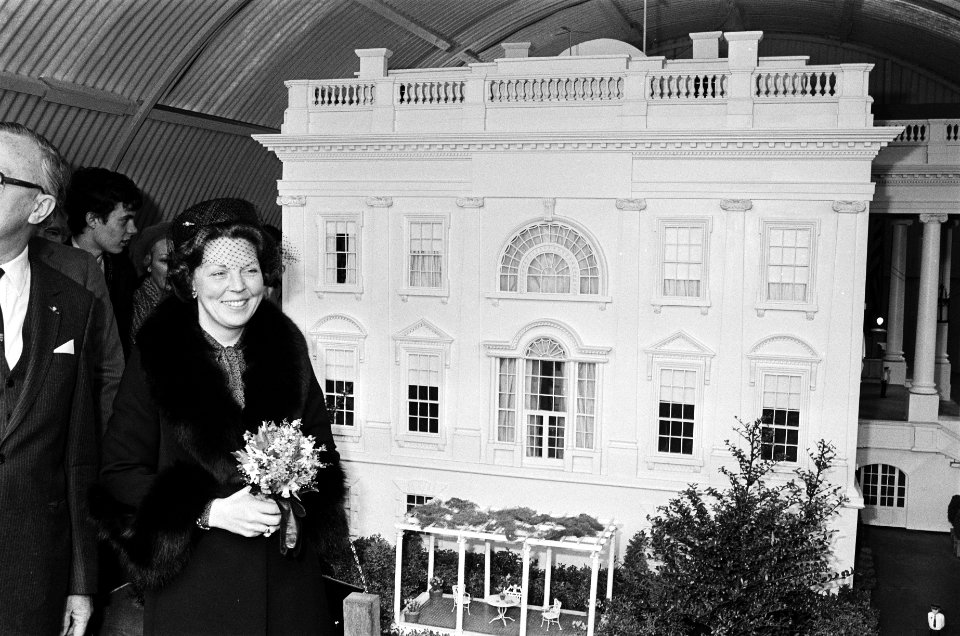 Koningin Beatrix heropent Madurodam en de Replica van het Witte Huis . Beatrix, Bestanddeelnr 932-0956