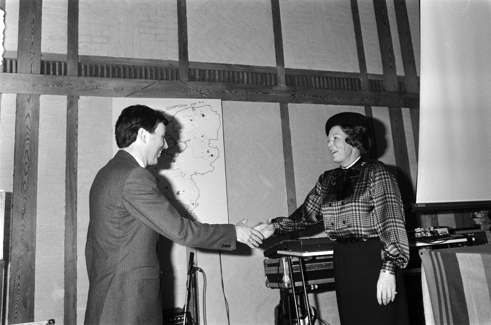 Koningin Beatrix bezoekt in Hengelo jongerenprojecten in het kader van Jongerenj, Bestanddeelnr 933-4964