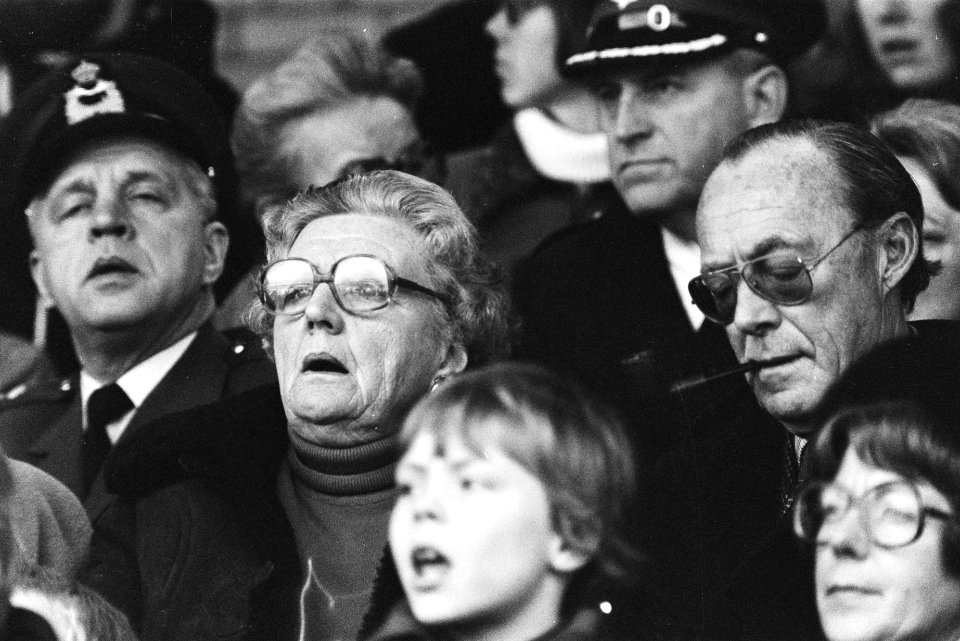 Koningin Juliana en prins Bernhard op tribune, Bestanddeelnr 929-0248