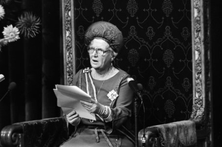 Koningin Juliana leest de troonrede, Bestanddeelnr 929-3547