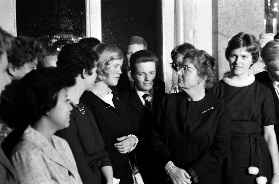 Koningin Juliana in gesprek met enkele jongeren, Bestanddeelnr 915-7521