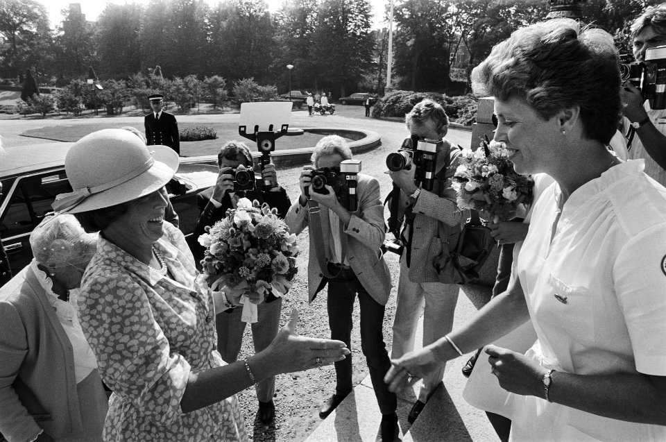 Koningin Beatrix (l) krijgt bloemen aangeboden, Bestanddeelnr 932-6799