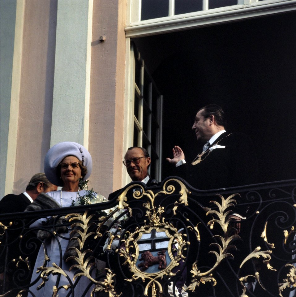 Koningin Juliana en prins Bernhard op het bordes van het stadhuis van Bonn rech, Bestanddeelnr 254-9006