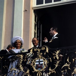 Koningin Juliana en prins Bernhard op het bordes van het stadhuis van Bonn rech, Bestanddeelnr 254-9006