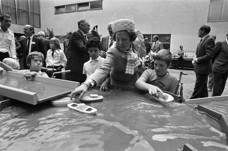 Koningin Beatrix met invalide kinderen met speelgoedbootjes, Bestanddeelnr 931-6387