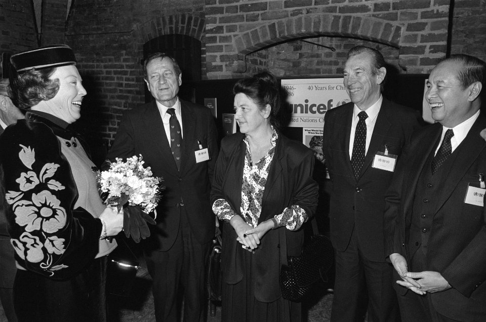 Koningin Beatrix (links), minister Schoo (3e van links) e.a. woonden in Den Haag, Bestanddeelnr 933-5661