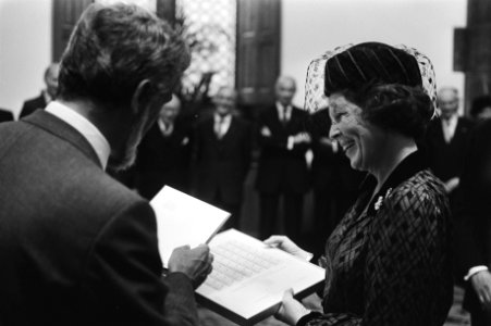Kongin Beatrix krijgt een speciale postzegel aangeboden door staatssecretaris Va, Bestanddeelnr 931-7190