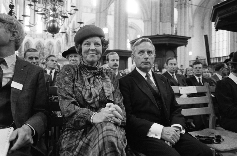 Koningin Beatrix (l) en minister Korthals Altes (Justitie) bij openingszitting c, Bestanddeelnr 933-7484