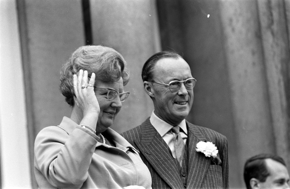 Koningin Juliana en prins Bernhard op het bordes, Bestanddeelnr 921-3012