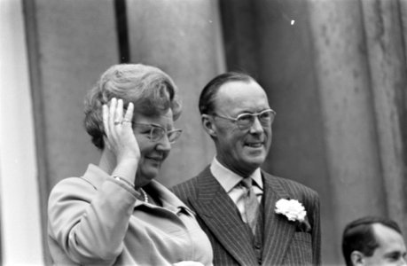 Koningin Juliana en prins Bernhard op het bordes, Bestanddeelnr 921-3012