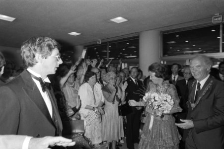 Koningin Beatrix betreedt de feestzaal in het Nederlands Congresgebouw, Bestanddeelnr 931-6243