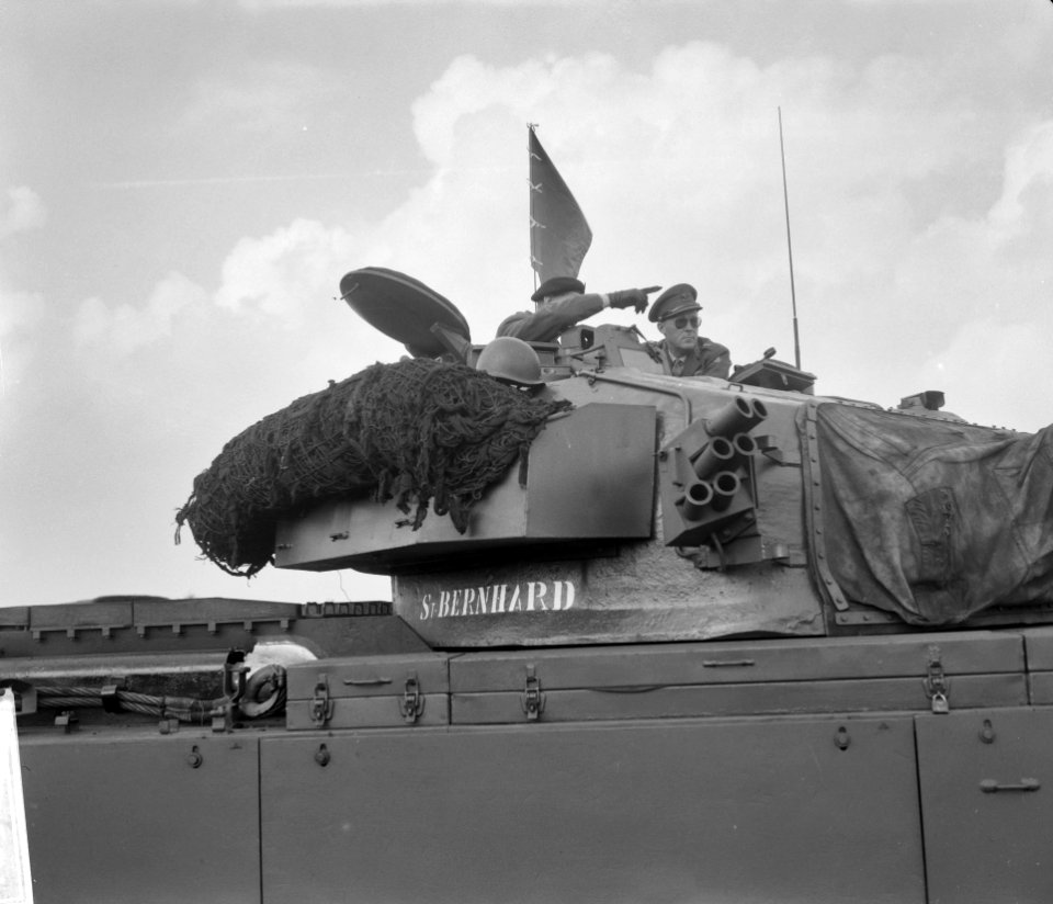 Koningin Juliana en Prins Bernhard op bezoek bij 4e Divisie van de Koninklijke L, Bestanddeelnr 912-9754