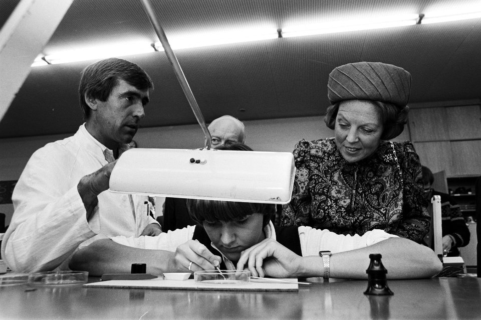 Koningin Beatrix bekijkt werk van een MTS-leerling van de afdeling uurwerkmaken, Bestanddeelnr 932-3549