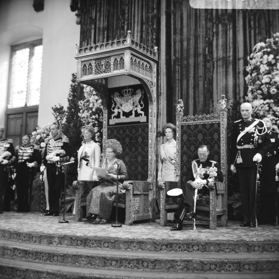 Koningin Juliana en prins Bernhard tijdens het uitspreken van de troonrede in de, Bestanddeelnr 919-5776