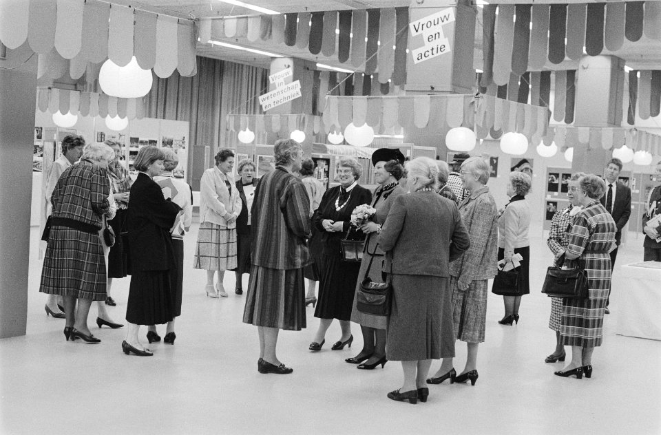 Koningin Beatrix bij algemene vergadering t.g.v. 75-jarig bestaan Nederlandse Ve, Bestanddeelnr 933-9765