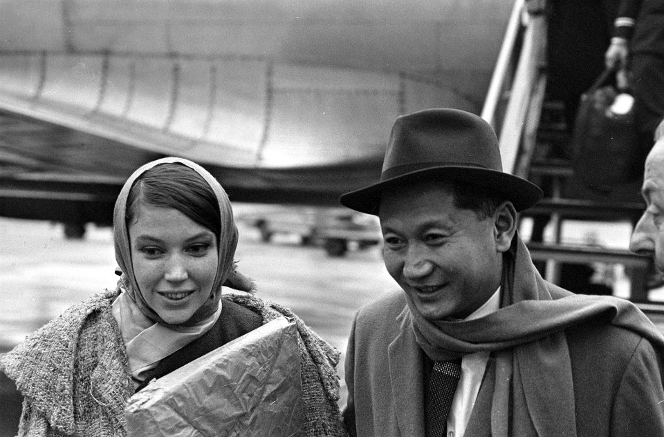 Koning en koningin van Sikkim in Nederland, het paar op Schiphol, Bestanddeelnr 918-7299