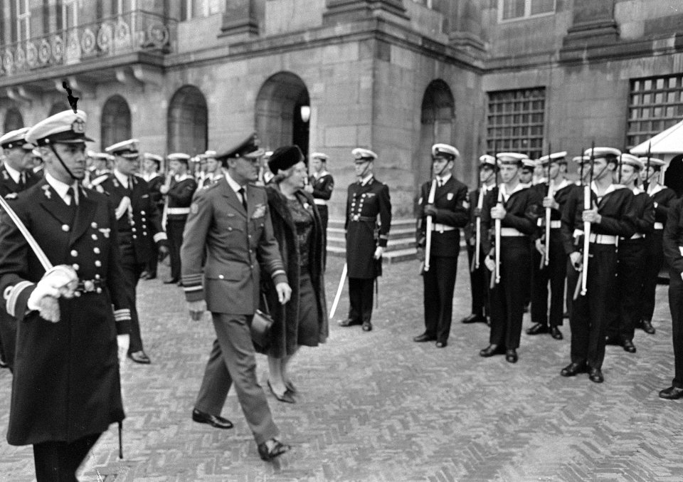 Koningin Juliana en prins Bernhard tijdens inspectie van de erewacht, Bestanddeelnr 918-8585