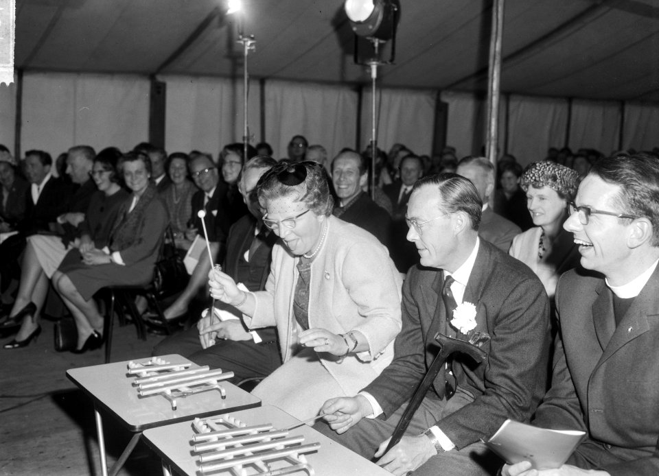 Koningin Juliana en Prins Bernhard openden te Uddel jongerenontmoetingscentrum d, Bestanddeelnr 917-6742