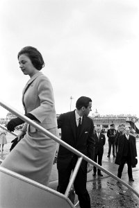 Koning Constantijn en prinses Benedikte op Schiphol, Bestanddeelnr 919-0451