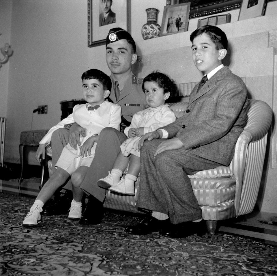 Koning Hussein met jongere familieleden, prins Hassan, prins Mohammad en prinses, Bestanddeelnr 255-5064