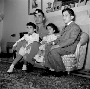 Koning Hussein met jongere familieleden, prins Hassan, prins Mohammad en prinses, Bestanddeelnr 255-5064