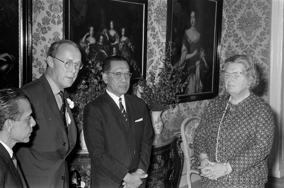Koningin Juliana en Prins Bernhard ontvangen Sultan Hamengkubuwana IX, minister , Bestanddeelnr 922-3346
