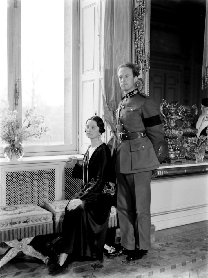 Koning Leopold III (staand in uniform) en koningin Astrid (zittend) voor een raa, Bestanddeelnr 190-0632