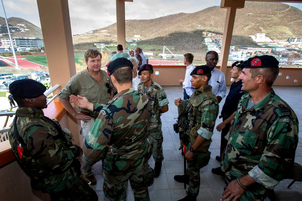 Koning Willem-Alexander omringd door mariniers in de school waar de commandopost is gelegerd