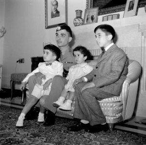 Koning Hussein met jongere familieleden, prins Hassan, prins Mohammad en prinses, Bestanddeelnr 255-5065