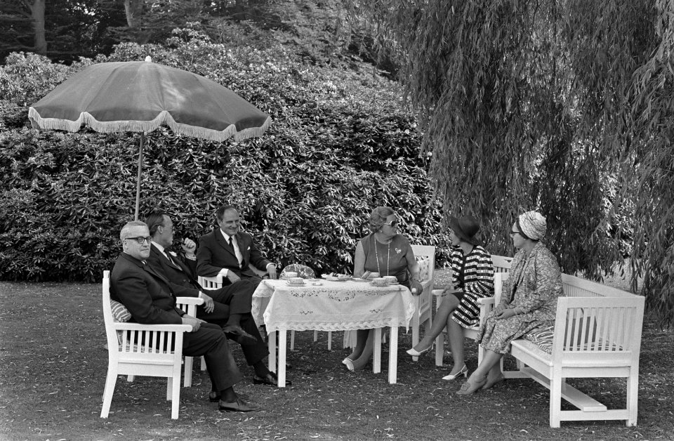 Koningin Juliana en Prins Bernhard ontvangen minister Buitenlandse Zaken van Joe, Bestanddeelnr 923-6251