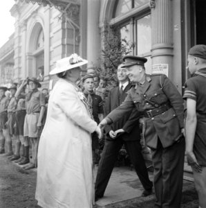 Koning Wilhelmina schudt de hand van een luitenant-kolonel Links padvinders Bi, Bestanddeelnr 900-4305 photo