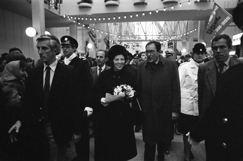 Koningin Beatrix in de winkelpassage rechts Han Lammers, Bestanddeelnr 931-8317