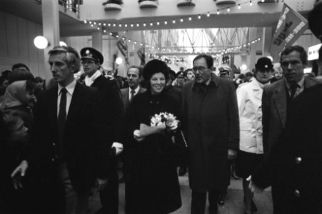 Koningin Beatrix in de winkelpassage rechts Han Lammers, Bestanddeelnr 931-8317