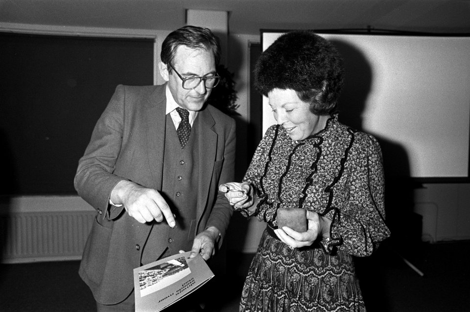 Koningin Beatrix in de raadszaal links Han Lammers, Bestanddeelnr 931-8318