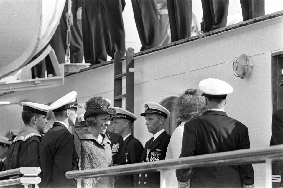 Koning Olav in Rotterdam, de Koninklijke gasten aan boor van de Norge, Bestanddeelnr 916-8683