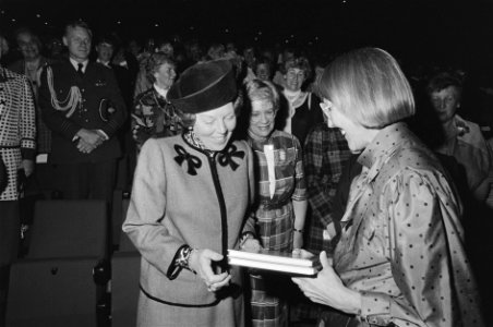 Koningin Beatrix bij algemene vergadering t.g.v. 75-jari bestaan Nederlandse Ver, Bestanddeelnr 933-9767